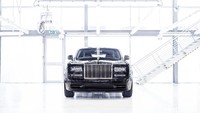 Rolls-Royce Phantom VII edisi terakhir sudah terjual ke seorang kolektor. Tidak diketahui identitas kolektor itu. Tapi, mobil ini dijual dengan setir kanan. Foto: Rolls-Royce