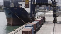 PT Nusantara Pelabuhan Handal (NPH) selain mengoperasikan terminal peti kemas juga mensupplay peralatan pelabuhan.