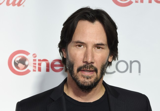 Seorang asisten desainer kostum bercerita bahwa Keanu Reeves kerap kali menraktir staf dan pekerja kasar saat syuting film Chain Reaction pada tahun 90-an. Ia membelikan sarapan dan makan siang, setiap hari di minggu-minggu terakhir syuting untuk para staf yang keberadaannya sering kali disepelekan. Foto: Getty Images