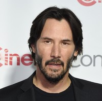Seorang asisten desainer kostum bercerita bahwa Keanu Reeves kerap kali menraktir staf dan pekerja kasar saat syuting film Chain Reaction pada tahun 90-an. Ia membelikan sarapan dan makan siang, setiap hari di minggu-minggu terakhir syuting untuk para staf yang keberadaannya sering kali disepelekan. Foto: Getty Images