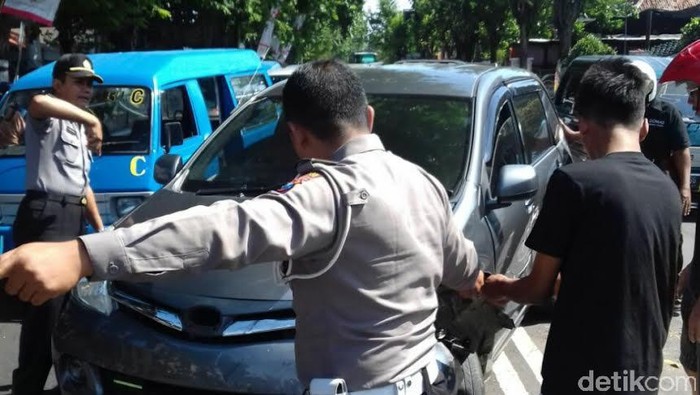 Kecelakaan Beruntun 2 Mobil dan Motor di Pasuruan, Tiga Orang Luka