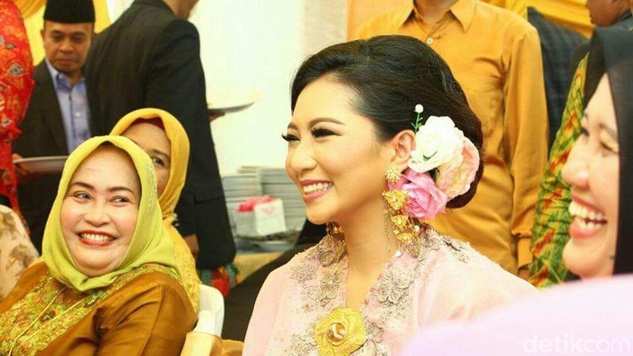 Adik JK Pasangkan Cincin Saat Lamaran Wabup Soppeng-Andi Nurul