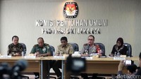(ki-ka) Ketua KPU DKI Jakarta Sumarno, Pangdam Jaya Mayjen TNI Teddy Lhaksmana, Plt Gubernur DKI Sumarsono, Kapolda Irjen M Iriawan dan Ketua Bawaslu Mimah Susanti saat menggelar rapat di Kantor KPU DKI Jakarta, Jalan Salemba Raya, Jakarta Pusat, Selasa (7/2/2017).