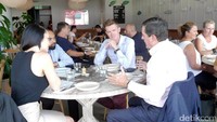 Foto: Tak heran bila setiap harinya, restoran ini selalu dipenuhi pengunjung saat jam makan siang, maupun malam. Mereka rata-rata datang berombongan untuk makan sembari ngobrol-ngobrol (Wahyu/detikTravel)