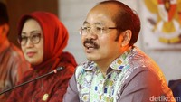Ketua Ombudsman Amzulian Rifai memberikan keterangan terkait aduan yang terima oleh Ombudsman.