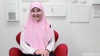 Asma Nadia saat berkunjung ke kantor detikcom, Warung Buncit, Jakarta Selatan belum lama ini.