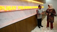 Ketua Ombudsman Amzulian Rifai dan Wakil Ketua Ombudsman Lely Pelitasari Soebekty meresmikan pusat pelayanan laporan masyarakat, Rabu (8/2/2017).