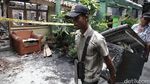 Mengais Puing Sisa Kebakaran