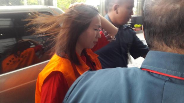 Feni diperiksa sebagai saksi untuk tersangka Patrialis Akbar.