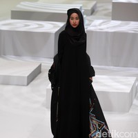 Koleksi busana Hauri by Norma Hauri mengangkat tema Integrated di Indonesia Fashion Week 2017. Jakarta Convention Center. Senayan. Jakarta. [Foto: Mohammad Abduh/Wolipop]