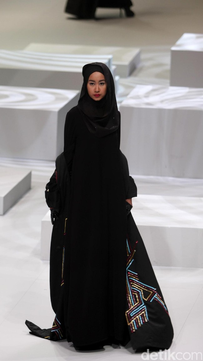 Koleksi busana Hauri by Norma Hauri mengangkat tema Integrated di Indonesia Fashion Week 2017. Jakarta Convention Center. Senayan. Jakarta. [Foto: Mohammad Abduh/Wolipop]