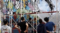 Tembok besar yang berada disisi skate park itu kini semakin terlihat cantik dengan hadirnya seni jalanan grafiti.