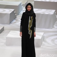 Koleksi busana Hauri by Norma Hauri mengangkat tema Integrated di Indonesia Fashion Week 2017. Jakarta Convention Center. Senayan. Jakarta. [Foto: Mohammad Abduh/Wolipop]