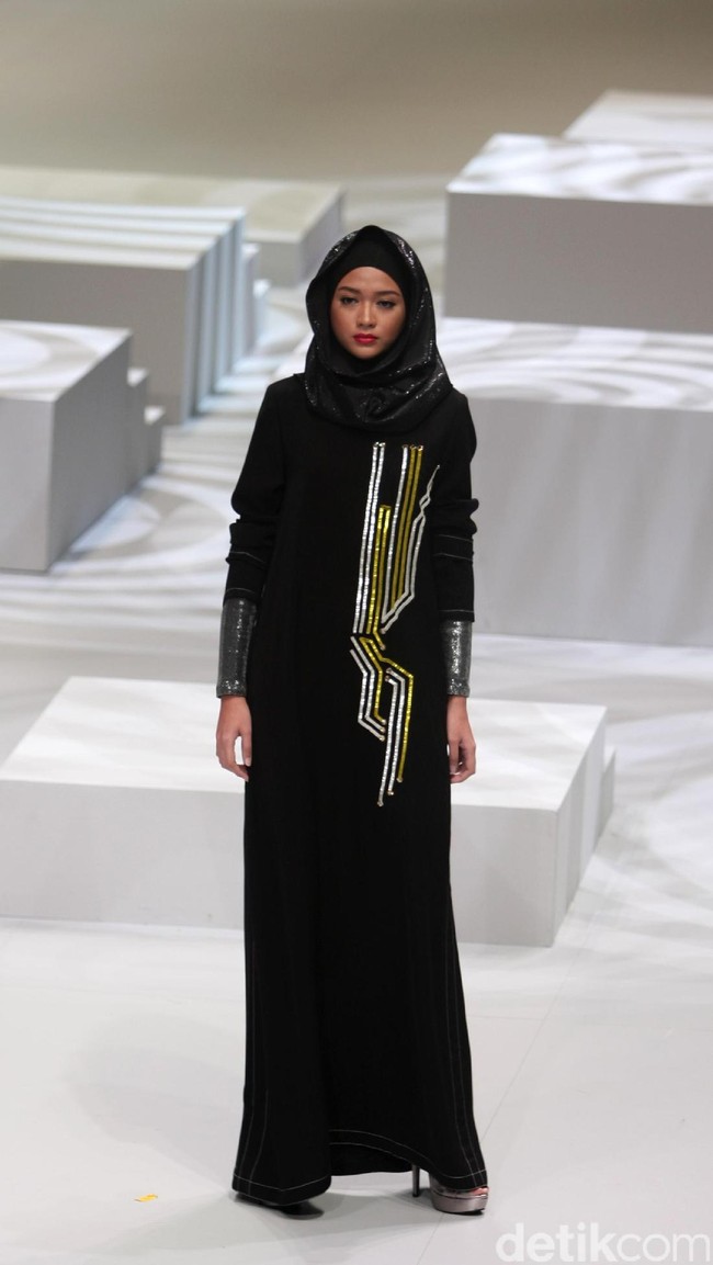 Koleksi busana Hauri by Norma Hauri mengangkat tema Integrated di Indonesia Fashion Week 2017. Jakarta Convention Center. Senayan. Jakarta. [Foto: Mohammad Abduh/Wolipop]