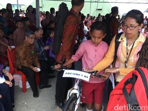 Tiba di Ambon, Jokowi Langsung Bagi-bagi Biskuit dan Kartu Sakti