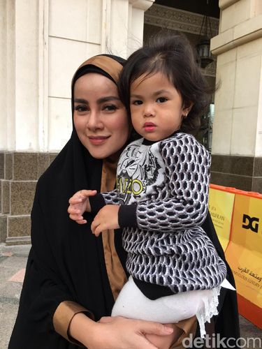 7 Gaya <i>Stylish</i> nan Menggemaskan Putri Olla Ramlan Saat Umrah