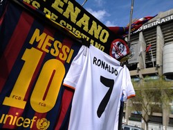 Rivalitas Ronaldo dan Messi pernah menjadi bumbu luar biasa dalam sajian El Clasico di antara dua seteru abadi Spanyol; Real Madrid dan Barcelona. Foto: Denis Doyle/Getty Images