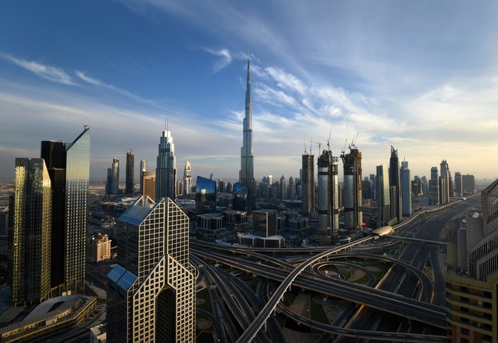 Dubai di Uni Emirat Arab memang menjadi tujuan destinasi wisata di dunia. Berikut lanskap foto Kota Dubai di malam dan siang hari.