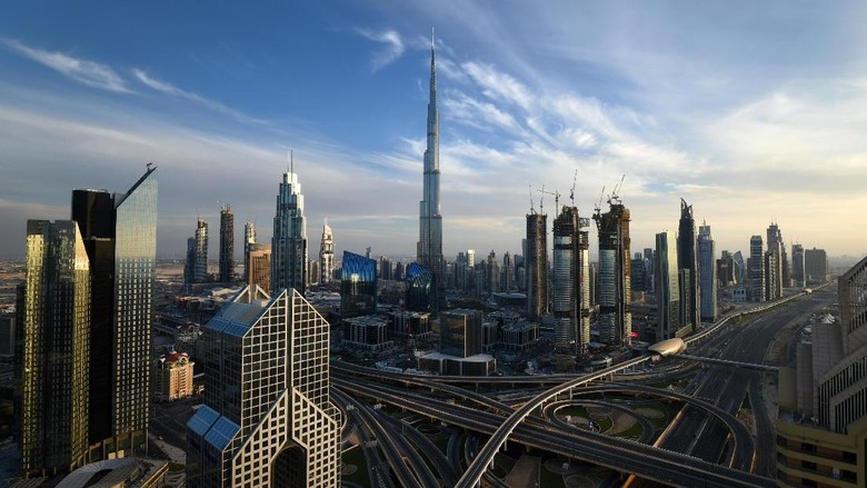 Lanskap Kota Dubai di Malam dan Siang Hari Dubai di Uni Emirat Arab memang menjadi tujuan destinasi wisata di dunia. Berikut lanskap foto Kota Dubai di malam dan siang hari.