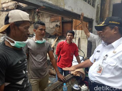  Plt gubernur DKI Jakarta Sumarsono meninjau korban kebakaran di Jakpus, Rabu (8/2/2017)