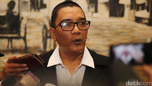Direktur Survei dan Polling Indonesia (SPIN) Igor Dirgantara memaparkan hasil survei elektabilitas Cagub/Cawagub DKI Jakarta, Rabu (8/2/2017). Survei tersebut menempatkan cagub-cawagub DKI Jakarta Anies Baswedan dan Sandiaga Uno memperoleh angka tertinggi 41,74 persen. Kemudian Ahok-Djarot sebesar 30,04 persen dan Agus-Silvy 24,95 persen. (Ari Saputra/detikcom)