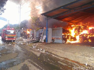 Enam Jam, Api yang Membakar Pabrik Pengolahan Plastik Belum Padam