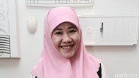 Ia mengaku mendapatkan inspirasi dalam menulis dari banyak hal, salah satunya kisah-kisah pembacanya.