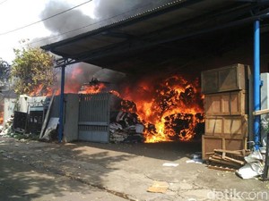 Pabrik Pengolahan Plastik di Lawang Terbakar