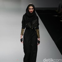 Koleksi busana Hauri by Norma Hauri mengangkat tema Integrated di Indonesia Fashion Week 2017. Jakarta Convention Center. Senayan. Jakarta. [Foto: Mohammad Abduh/Wolipop]