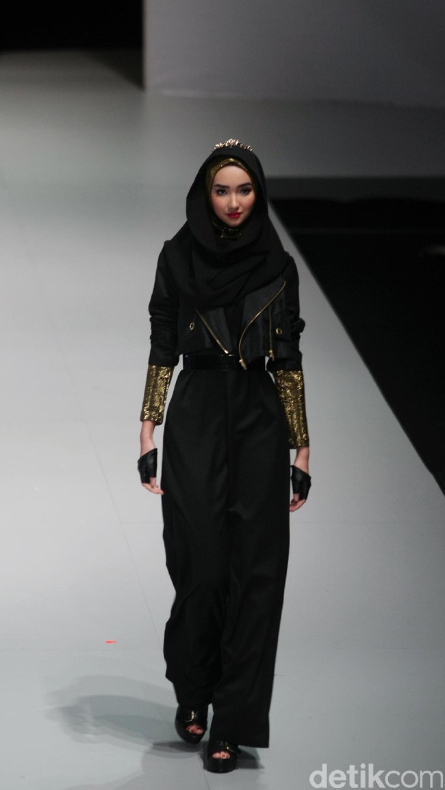 Koleksi busana Hauri by Norma Hauri mengangkat tema Integrated di Indonesia Fashion Week 2017. Jakarta Convention Center. Senayan. Jakarta. [Foto: Mohammad Abduh/Wolipop]