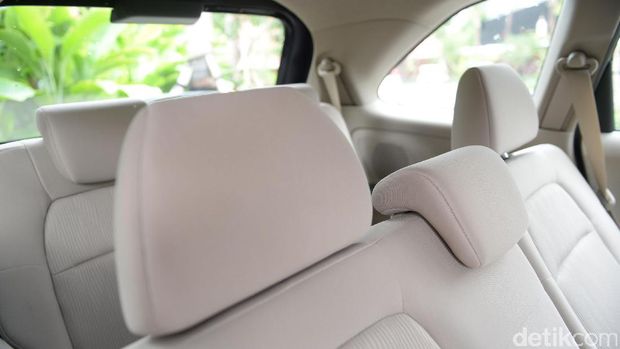 Head rest di bangku kedua