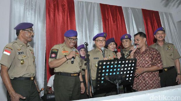 Aksi Ketua MPR di Ambon, Goyang Tobelo Hingga Nyanyi Kemesraan