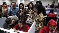 Hadir dalam acara tersebut Direktur Strategy dan Finance CIMB Niaga, Wan Razly, Direktur Consumer Banking CIMB Niaga, Lani Darmawan, Dewan Komisioner OJK Bidang Edukasi dan perlindungan Konsumen Kusumaningtuti S. Soetiono, Direktur Compliance, Corporate Affairs and Legal CIMB Niaga, Fransiska Oey, Direktur Syariah Banking CIMB Niaga, Pandji P. Djajanegara dan Direktur Human Resource, Hedy Maria Helena L.