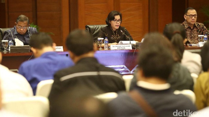 Tantangan Sri Mulyani dan Agus Marto Seleksi Calon Bos OJK