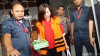 Ng Feni, merupakan sekertaris dari Bos CV SLP, Basuki Hariman, yang juga telah ditetapkan sebagai tersangka.