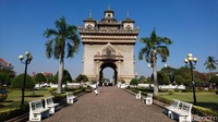 Bangunan ini menyerupai gerbang kemenangan Arc de Triomphe. Perbedaanya terletak pada bentuk gerbang Monumen Patuxay sudah dipadu dengan kebudayaan dari Laos (Ahmad Masaul/detikTravel)