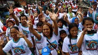 Warga yang mengikuti parade ini kompak memakai kaos bergambar Anies-Sandi.