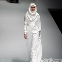 Koleksi busana Hauri by Norma Hauri mengangkat tema Integrated di Indonesia Fashion Week 2017. Jakarta Convention Center. Senayan. Jakarta. [Foto: Mohammad Abduh/Wolipop]