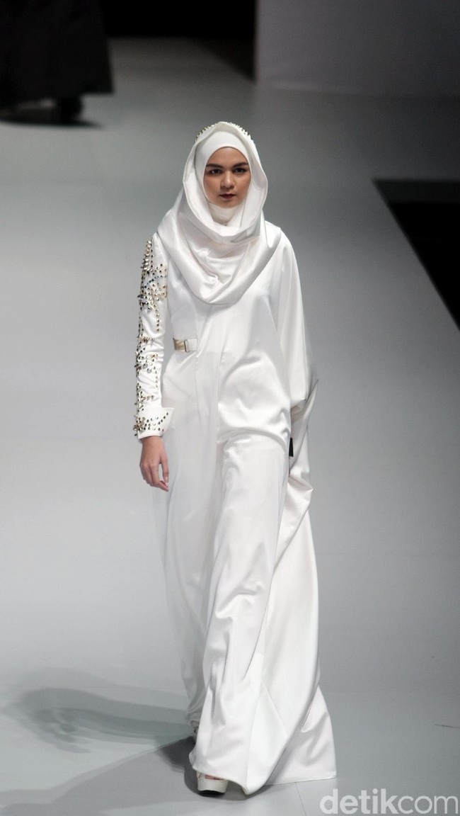 Koleksi busana Hauri by Norma Hauri mengangkat tema Integrated di Indonesia Fashion Week 2017. Jakarta Convention Center. Senayan. Jakarta. [Foto: Mohammad Abduh/Wolipop]