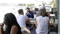 Foto: Di area outdoor restoran yang beralamat di 118-120 Ramsgate Ave, North Bondi ini, traveler bisa makan siang sembari menyaksikan pemandangan indah Pantai Bondi dari kejauhan. Makan siang seafood enak, dan pemandangan indah Pantai Bondi sungguh perpaduan yang sempurna (Wahyu/detikTravel)