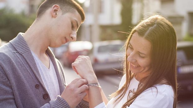 Arti Cincin, Kalung, Gelang, dari Pria Woman with choker received from boyfriend