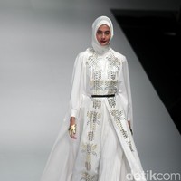 Koleksi busana Hauri by Norma Hauri mengangkat tema Integrated di Indonesia Fashion Week 2017. Jakarta Convention Center. Senayan. Jakarta. [Foto: Mohammad Abduh/Wolipop]