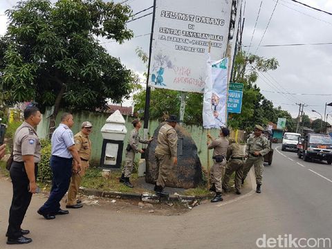 Polisi dan Satpol PP Cabut Spanduk FPI 'Siap Bela Ulama' di Bekasi