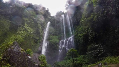 Kalau Beauties ingin menikmati wisata air yang asri, indah, dan memukau jangan lewatkan berkunjung ke air terjun Sekumpul. Air terjun ini disebut-sebut sebagai salah satu air terjun terindah di Bali.