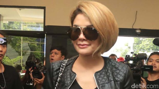 Menunggu 'SYTD 2', Cut Meyriska Pacaran dengan Roger Danuarta?