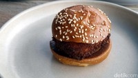 Foto: Jangan lewatkan juga burger daging kepiting yang digoreng garing. Citarasanya gurih dan sangat enak sekali! Cuma kurang saos sambal saja karena restoran ini memang tidak menyediakan jenis saos tersebut (Wahyu/detikTravel)