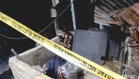 Seorang warga tampak termenung di pojok rumahnya.