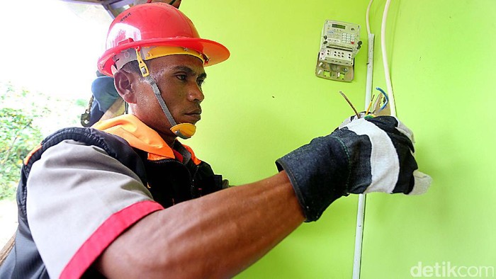 Memasuki tahun 2017, PLN Distribusi Jawa Barat terus menambah akses listrik untuk 1.815 desa. Sedikitnya 319 gardu akan dibangun.