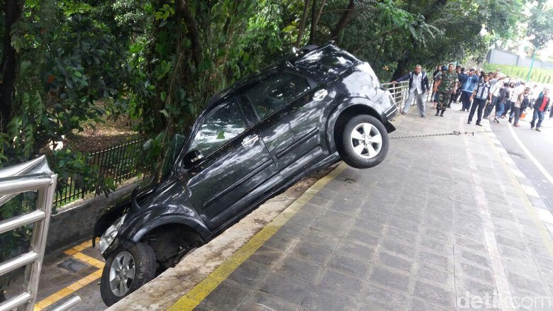 hindari pejalan kaki mobil ini hir masuk jurang kbr bogor hindari pejalan kaki mobil ini hir masuk jurang kbr bogor