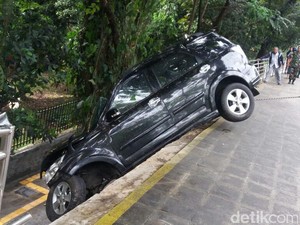 Hindari Pejalan Kaki, Mobil Ini Hampir Masuk Jurang KBR Bogor